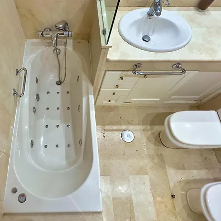 Pm 1-7a. Spacious Two Bedroom In Centre. Apartman *