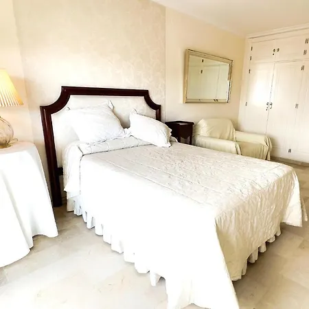 Pm 1-7a. Spacious Two Bedroom In Centre. Apartman