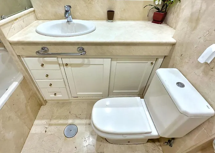 Pm 1-7a. Spacious Two Bedroom In Centre. Appartement
