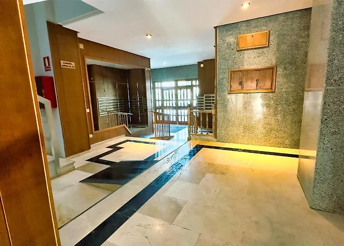 Pm 1-7a. Spacious Two Bedroom In Centre.