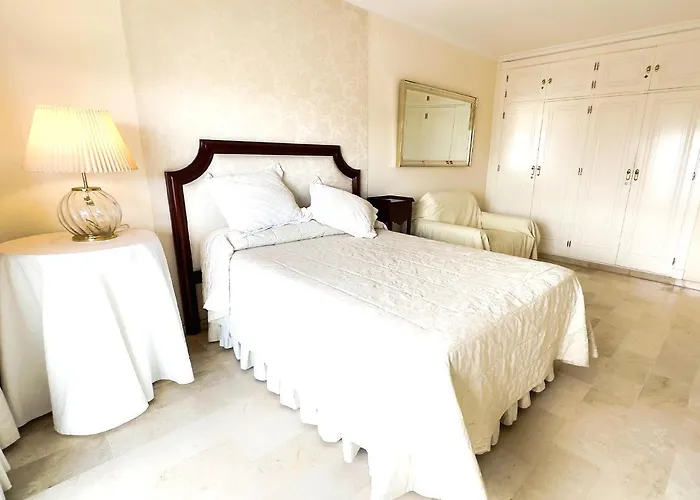 Pm 1-7a. Spacious Two Bedroom In Centre. Appartement