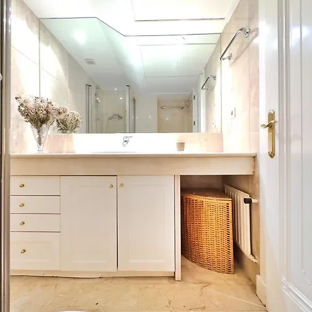 Pm 1-7a. Spacious Two Bedroom In Centre. *