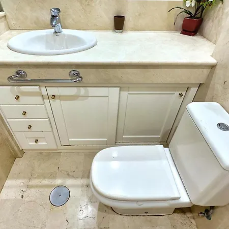 Pm 1-7a. Spacious Two Bedroom In Centre. Appartement