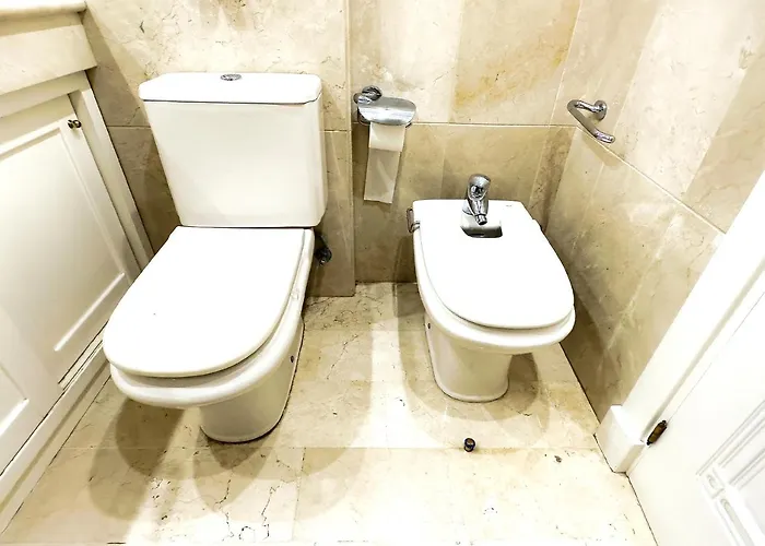 Pm 1-7a. Spacious Two Bedroom In Centre. 마르베야