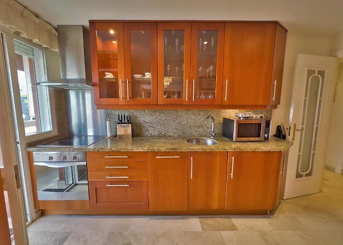 Pm 1-7a. Spacious Two Bedroom In Centre. *