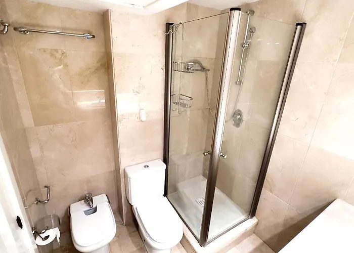 Pm 1-7a. Spacious Two Bedroom In Centre. 마르베야