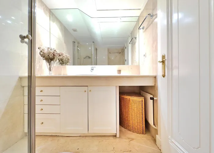Pm 1-7a. Spacious Two Bedroom In Centre. *